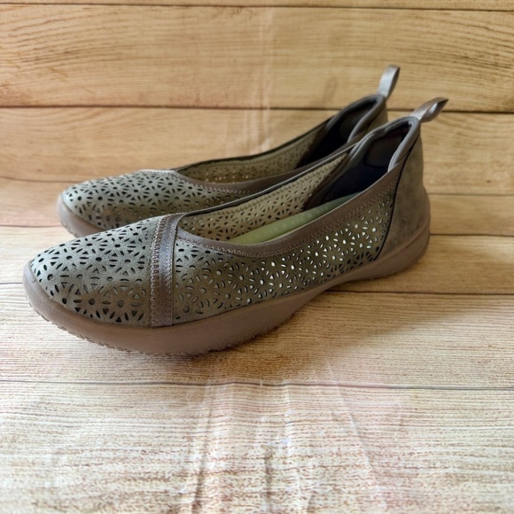 NWT Jambu JBU Emma silver gray pewter slip on flats. Size 9